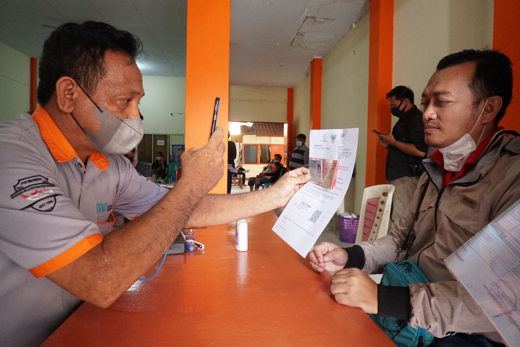 Petugas mengambil foto penerima manfaat Bantuan Sosial Tunai (BST) di Kantor Pos Indonesia Manado, Sulawesi Utara, Senin (26/7/2021). Sebanyak 97.211 warga Sulut berhak penerima bantuan tersebut, yang kali ini diberikan untuk periode Mei dan Juni 2021.