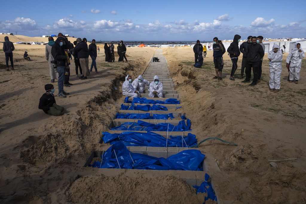 Warga Palestina menguburkan jenazah yang dikembalikan militer Israel, Selasa (30/1/2024).