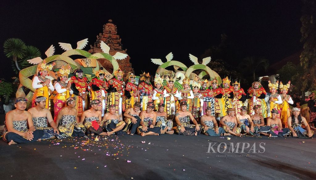 Yayasan Puri Kauhan Ubud, Gianyar, menggelar pentas seni Gambuh Buddha Kecapi di area Pemedal Agung Puri Agung Klungkung, Klungkung, Jumat (27/10/2023). 