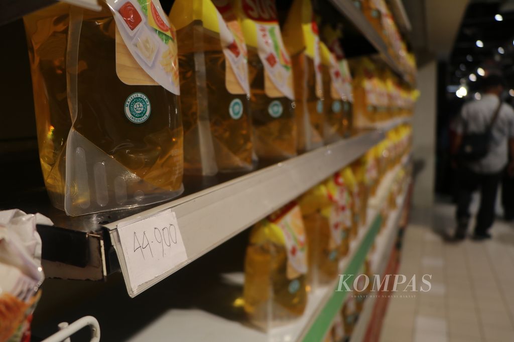 Miinyak goreng kemasan dijual Rp 44.900 per 2 liter di pasar modern di Medan, Sumatera Utara, Kamis (17/3/2022). Harga minyak goreng kemasan meroket setelah ketentuan harga eceran tertinggi dicabut pemerintah. 