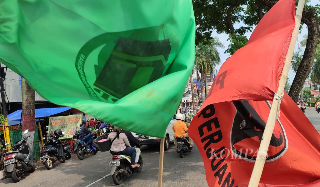 Bendera partai politik dipasang di pinggir Jalan Cinere Raya, Depok, Jawa Barat, Rabu (30/3/2022). Meskipun pemilu masih dua tahun lagi, partai politik mulai melakukan pemanasan salah satunya dengan memasang atribut partai di tempat umum.