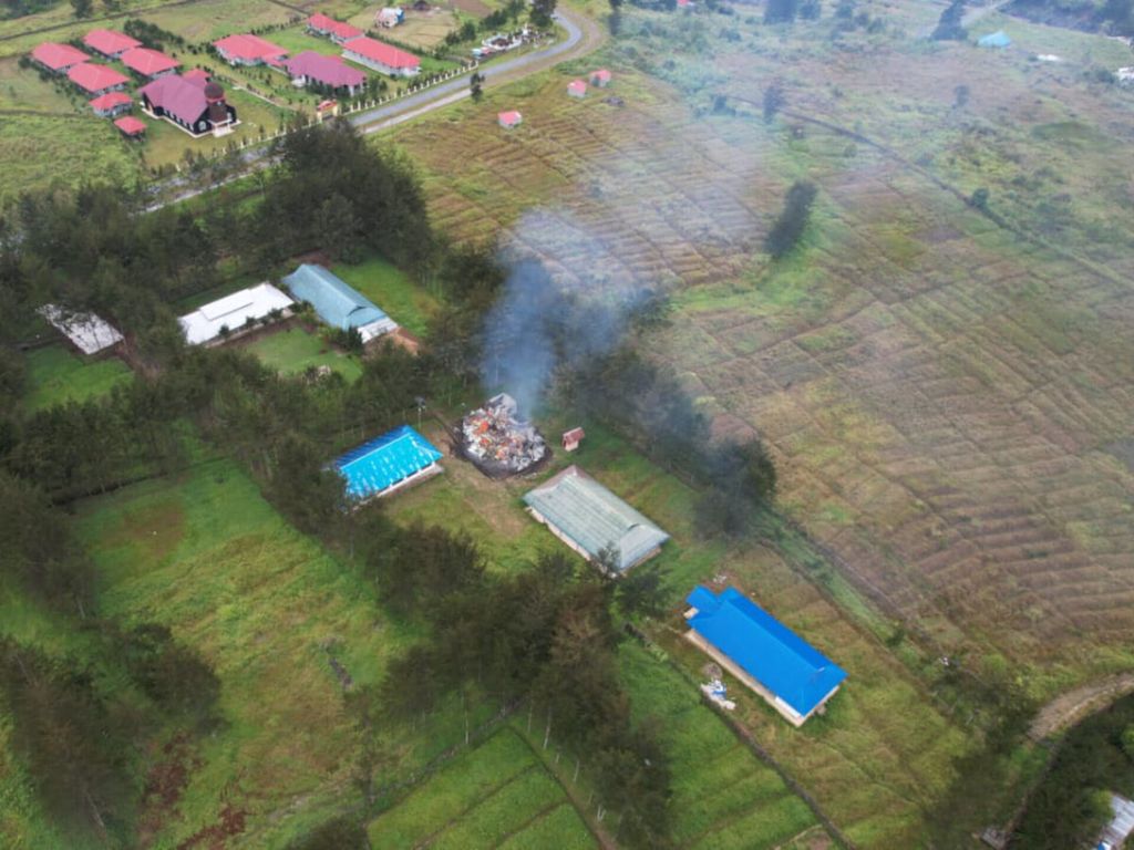 Tampak foto udara SMA Negeri 1 Ilaga di Kabupaten Puncak, Papua Tengah. Kelompok kriminal bersenjata membakar perpustakaan sekolah itu pada Kamis (17/8/2023).