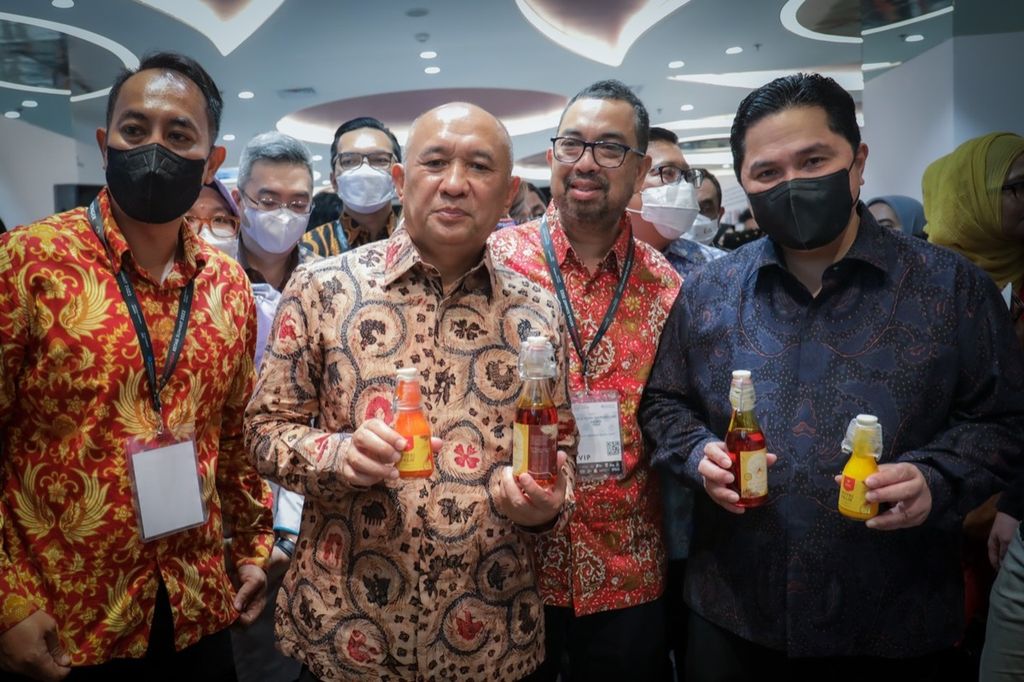 Menteri Koperasi dan UKM Teten Amsduki (keempat dari kiri) dan Menteri BUMN Erick Thohir (kanan) memperlihatkan beberapa botol minyak makan merah yang diproduksi dari kelapa sawit di sela-sela Indonesia Retail Summit 2022 di Jakarta, Senin (15/8/2022). 