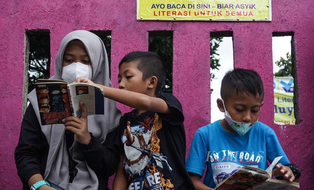 Salah satu sudut tempat kegiatan sejumlah anak membaca buku bersama di Taman Bacaan Masyarakat (TBM) Lentera Pustaka di Kampung Loa, Desa Sukaluyu, Tamansari, Kabupaten Bogor, Jawa Barat, Senin (29/11/2021).