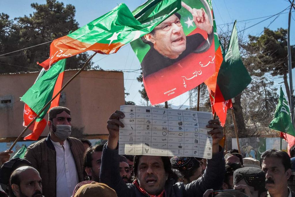 Pendukung Partai Gerakan Keadilan (PTI) berunjuk rasa di Quetta, Pakistan pada Jumat (9/2/2024). 