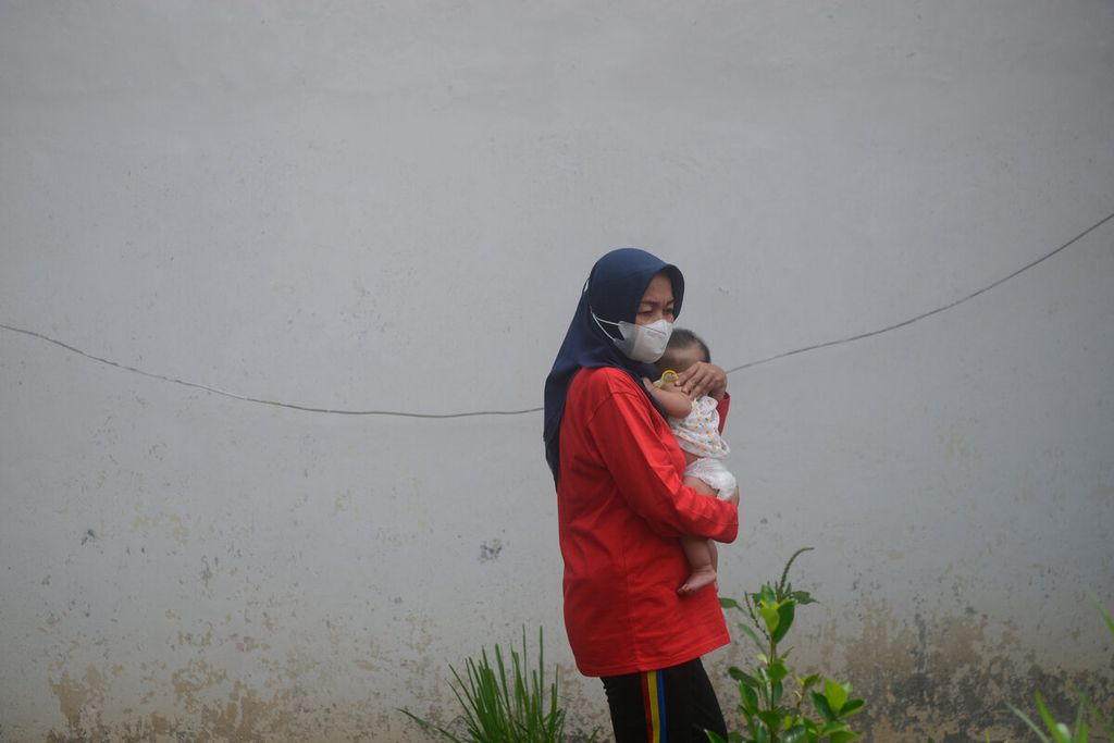 Petugas menggendong bayi yang lahir ketika ibunya menjalani masa penahanan di Lembaga Pemasyarakatan Wanita Bulu, Kota Semarang, Jawa Tengah, Jumat (18/3/2022). 