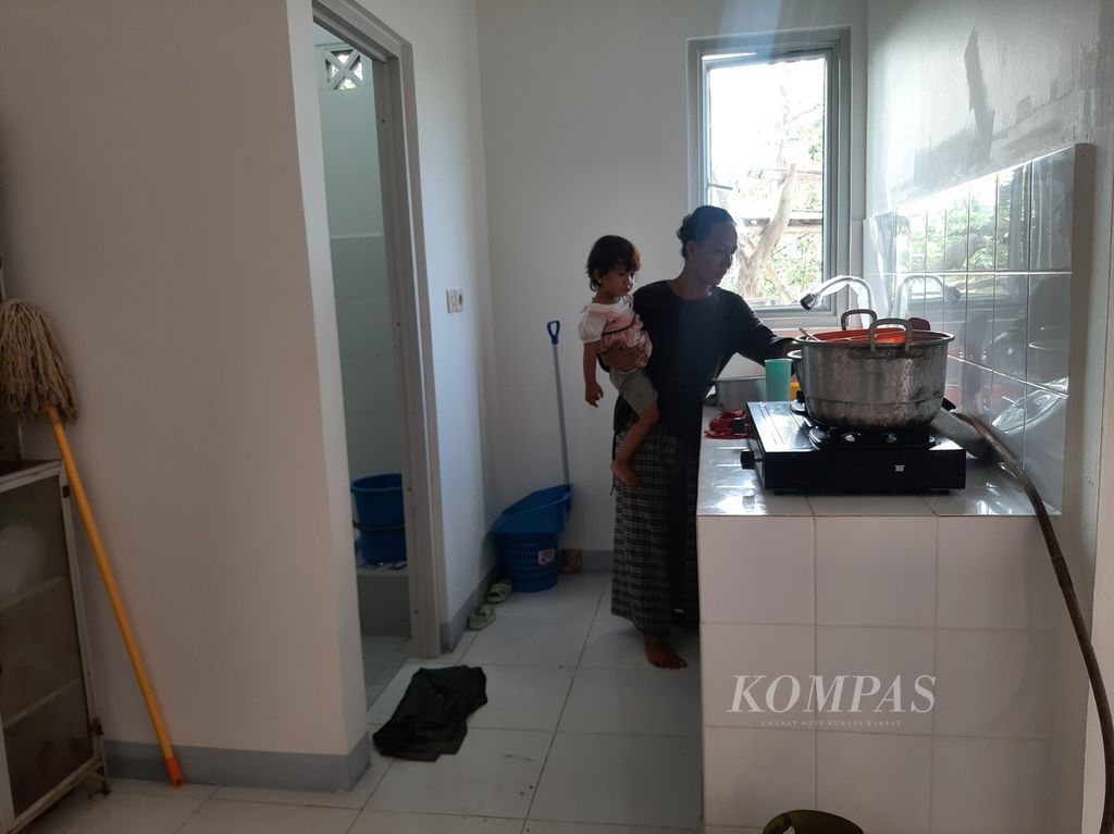 Hayati (41) memperlihatkan dapur rumah yang telah direnovasi oleh Yayasan Buddha Tzu Chi Indonesia di Kelurahan Kamal Muara, Kecamatan Penjaringan, Jakarta Utara, Kamis (30/3/2023).