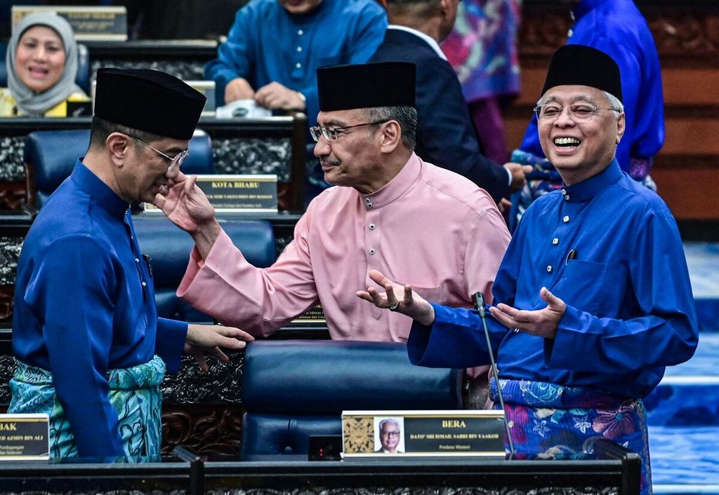 Dalam foto yang diambil dan dirilis oleh Departemen Informasi Malaysia, 7 Oktober 2022, ini terlihat Perdana Menteri Malaysia Ismail Sabri Yaakob (kanan) tersenyum sebelum memaparkan anggaran belanja pemerintah tahun 2023 dalam sidang parlemen di Kuala Lumpur, Malaysia. 