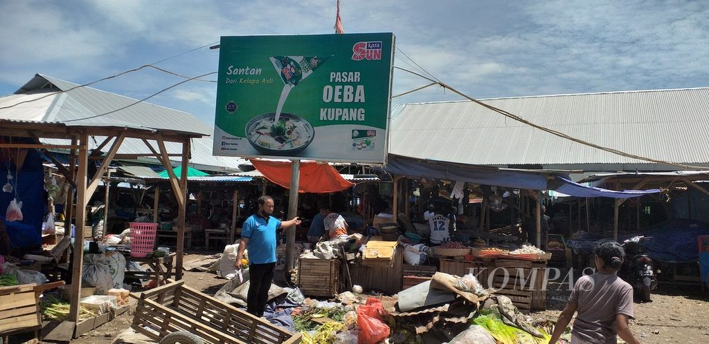 Adrianus Lamuri (biru), pengelola Program HIV/AIDS NTT, mengajak pedagang di lapak-lapak dagangan  menuju Kantor Kelurahan Fatuleu di dalam pasar guna menjalani tes HIV di Kupang, Kamis (1/12/2022).