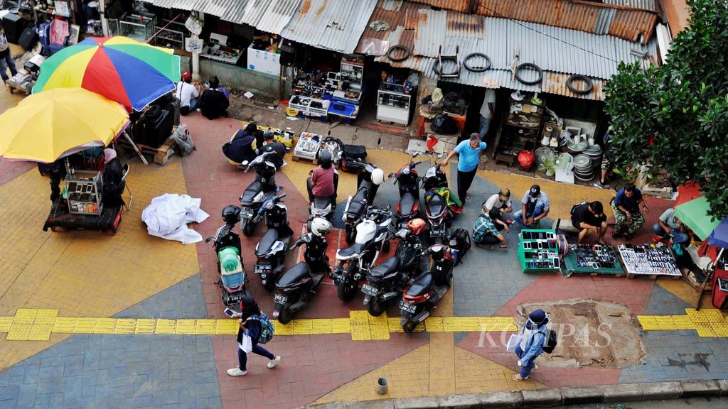 Pedagang kaki lima memanfaatkan trotoar untuk berjualan di depan Stasiun Kebayoran Lama, Jakarta, Jumat (26/1). Beberapa pekan setelah direnovasi, trotoar di kawasan tersebut marak diokupasi pedagang kaki lima.