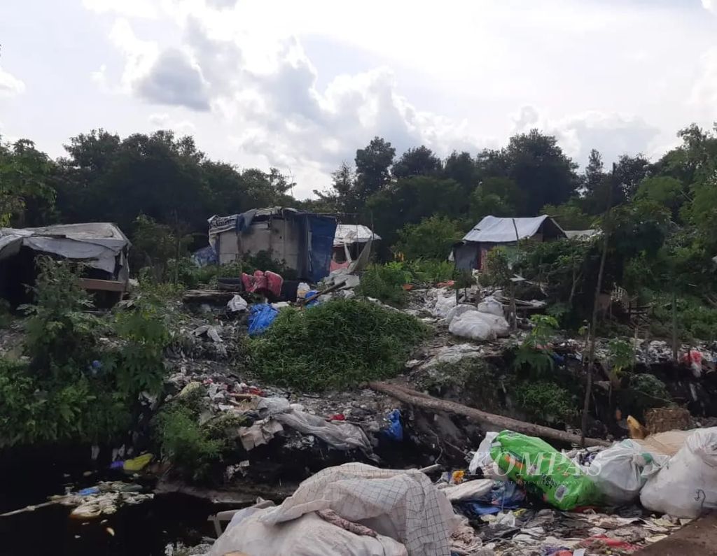 Gubuk-gubuk tempat warga yang tinggal di sekitar tempat pembuangan akhir sampah Kilometer 14, Kota Palangkaraya, Kalimantan Tengah, pada Kamis (6/4/2023). Pola hidup sehat begitu sulit bagi mereka yang masih hidup di bawah garis kemiskinan.
