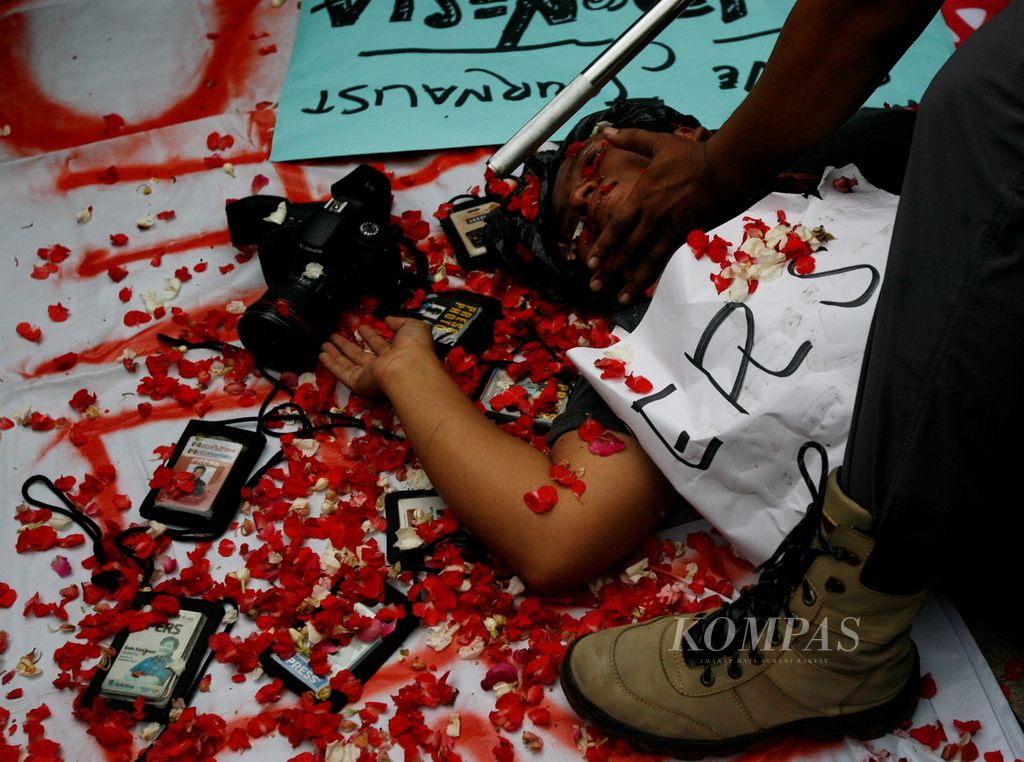 Sejumlah jurnalis dari berbagai aliansi wartawan menggelar aksi di Bundaran Hotel Indonesia, Jakarta, Jumat (14/11/2014), mengecam kekerasan terhadap jurnalis di Makassar. Mereka meminta pertanggungjawaban kepada Kepolisan atas peristiwa pemukulan sejumlah jurnalis oleh anggota Brimob saat meliput kerusuhan aksi mahasiswa di Makassar, Kamis (13/11).