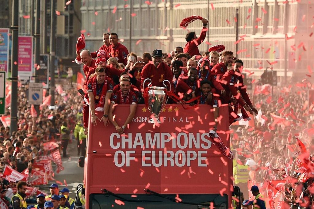 Arsip foto tanggal 2 Juni 2019 menampilkan arak-arakan bus terbuka yang membawa pemain Liverpool dan Manajer Liverpool Juergen Klopp berkeliling Liverpool setelah tim tersebut menjuarai Liga Champions Eropa. Klopp akan mengundurkan diri dari Liverpool setelah akhir musim 2023-2024. 