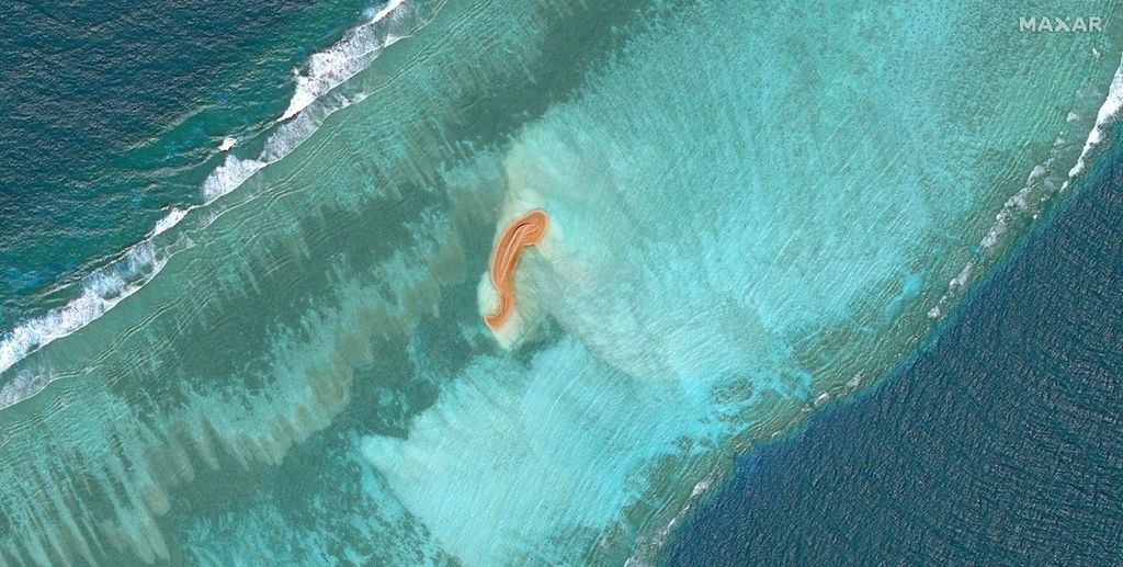 Gambar satelit yang diambil 4 November 2022 oleh Maxar Technologies ini menunjukkan formasi tanah (tengah) di Eldad Reef di Kepulauan Spratly, Laut Cina Selatan. Filipina sangat prihatin atas laporan China mulai mengklaim kembali beberapa lahan kosong di Laut China Selatan yang disengketakan. 