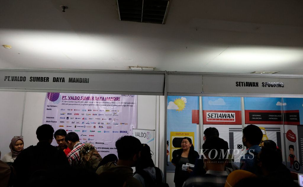 Pelamar kerja memadati stan perusahaan saat penyelenggaraan bursa kerja di Plaza Simpang Lima, Kota Semarang, Jawa Tengah, Rabu (25/1/2023).