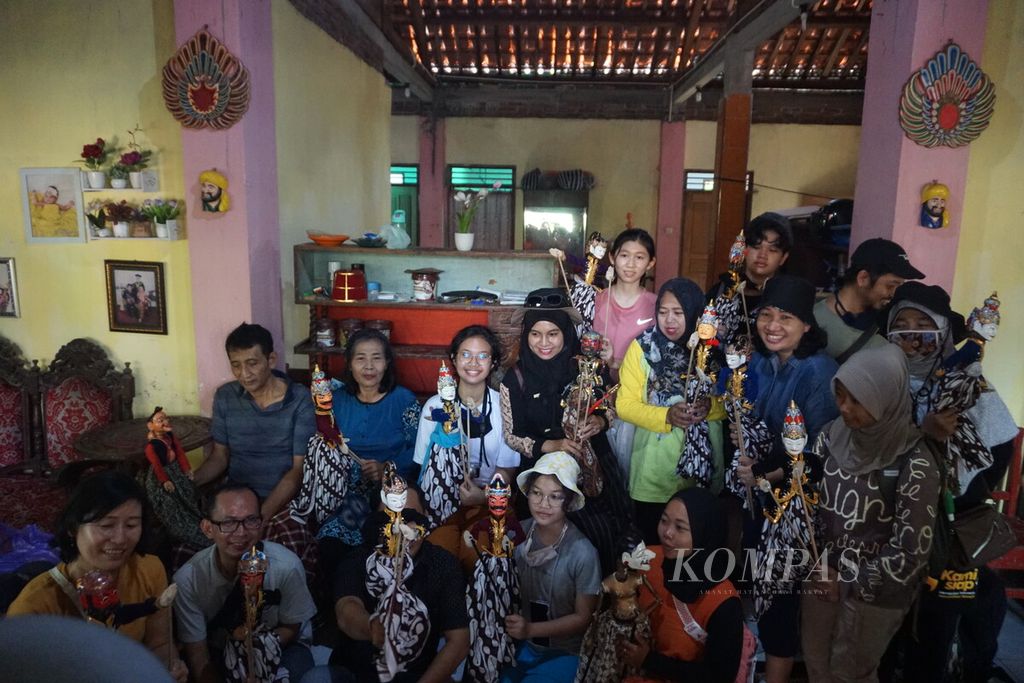 Peserta Prembun Heritage Walk bertema “Jelajah Lawang Wetan” berfoto dengan Wayang Golek Menak dan Ki Dalang Kuswanto di Prembun, Kebumen, Jawa Tengah, Sabtu (24/9/2022). Wisata sejarah ini adalah kerja sama Joglo Prembun, Biro Wisata Milangkori, dan Komunitas Pusaka Prembun atau Kupu. 