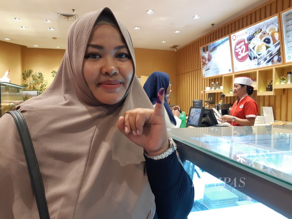 Ilustrasi: Diana Artya (34), warga Kelurahan Mekarsari, Kecamatan Balikpapan Tengah, Balikpapan, Kalimantan Timur, berpose seusai mendapat diskon bagi peserta Pemilu 2019 di salah satu toko roti di Plaza Balikpapan, Rabu (17/4/2019).