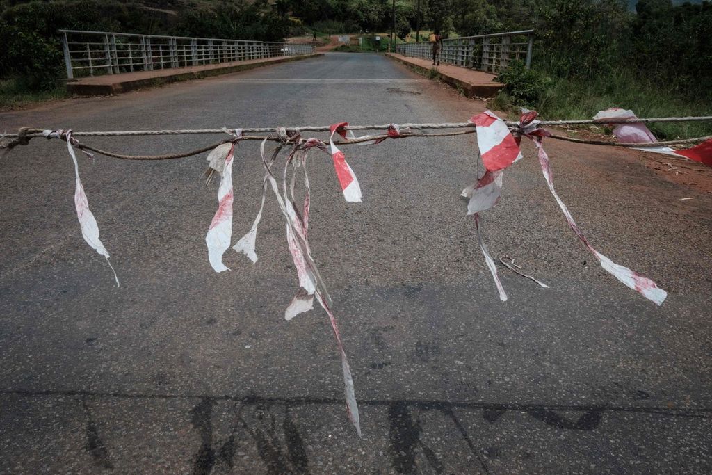 Seutas tali dengan penanda dipasang menghalangi jalan di sebuah pos pemeriksaan tak jauh dari situs kuburan massal korban pembantaian tahun 1972 di Karuzi, Burundi. Foto diambil pada 11 Maret 2022 lalu.