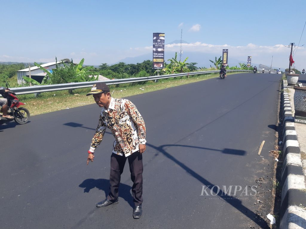 Suroto menunjukkan lokasi penemuan Vina dan Muhammad Rizky di jembatan layang Talun, Kabupaten Cirebon, Jawa Barat, Kamis (6/6/2024). Vina dan Rizky merupakan korban pembunuhan pada 2016 lalu.