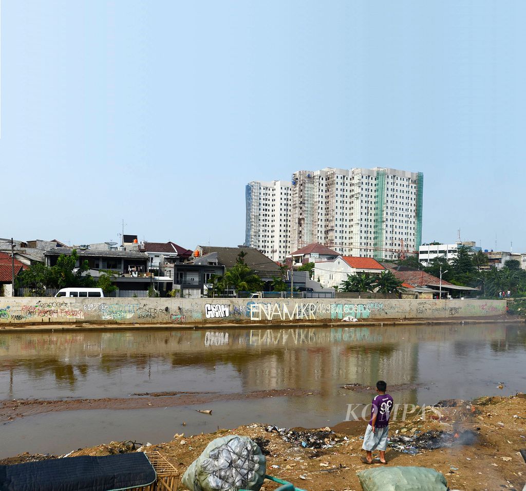 Proyek pembangunan rumah susun sewa Jatinegara Barat untuk relokasi warga permukiman kumuh di bantaran Sungai Ciliwung di kawasan Kampung Melayu, Jakarta. Foto diambil 25 Desember 2014.