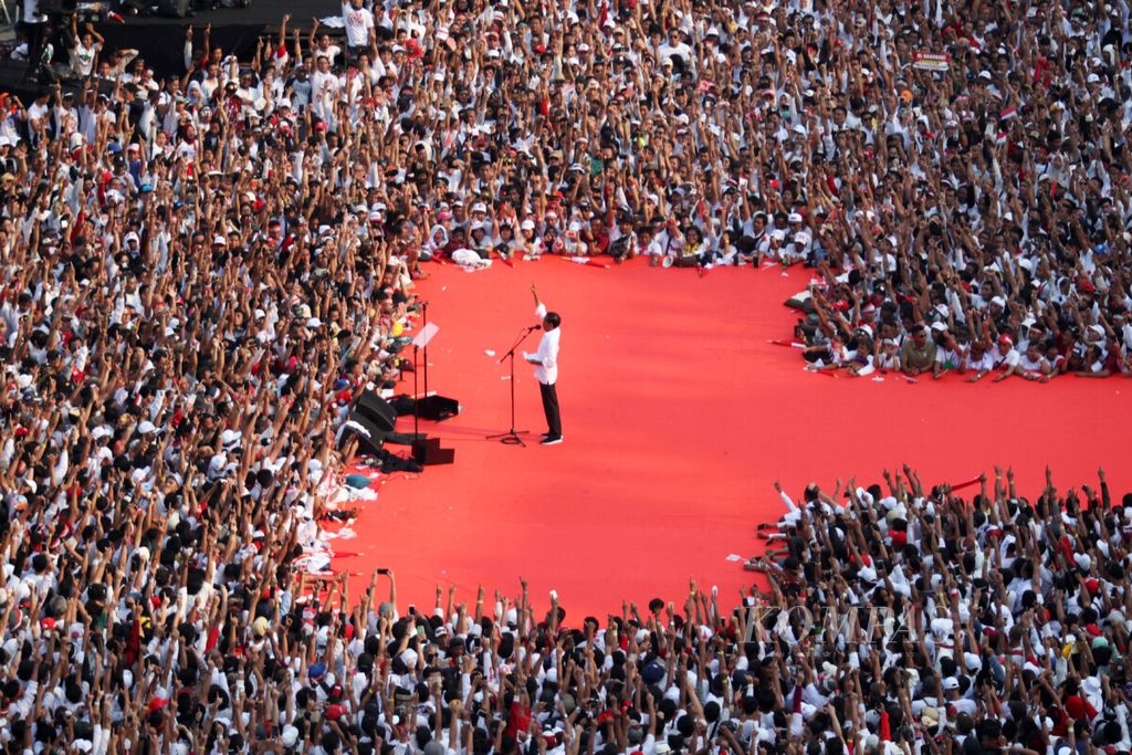 Presidential candidate Joko Widodo delivers a political speech during the last day of campaigning at the Gelora Bung Karno Stadium, Jakarta, Saturday (13/4/2019). The campaign titled "United White Concert People's General Meeting" was attended by thousands of people who filled the GBK Stadium and the surrounding area.
