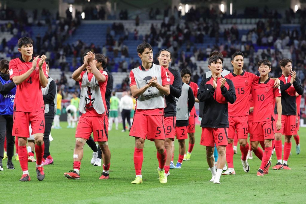 Para pemain Korea Selatan melakukan selebrasi setelah mengalahkan Australia dalam pertandingan babak perempat final Piala Asia 2023 antara Australia dan Korea Selatan di Stadion Al Janoub, Al Wakrah, Doha, Jumat (2/2/2024). Korea Selatan mengalahkan Australia 2-1.