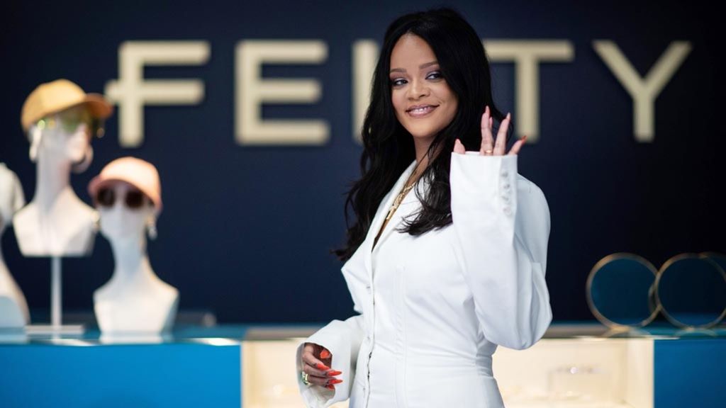 Rihanna berpose dalam sebuah <i>event </i>dari jenama miliknya, Fenty, pada 22 Mei 2019 di Paris, Perancis.