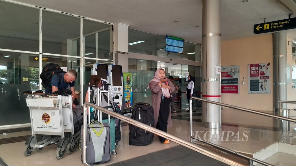 Sejumlah penumpang bersiap memasuki ruang tunggu keberangkatan di Bandara Abdulrachman Saleh Malang, Jawa Timur, Jumat (12/1/2024).
