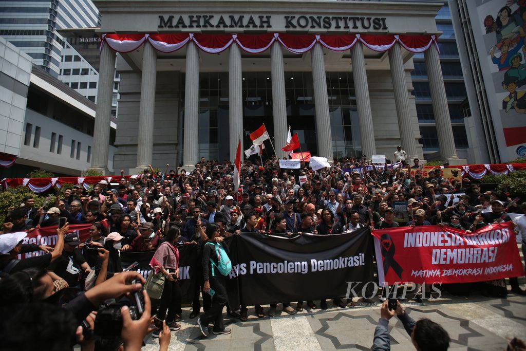 Sejumlah elemen masyarakat mulai dari mahasiswa, akademisi, budayawan, pengamat politik, dan politisi menggelar aksi damai di depan Gedung Mahkamah Konstitusi, Jakarta, Kamis (2278/2024). Mereka memberi dukungan dan mengawal putusan MK tentang Pilkada. 