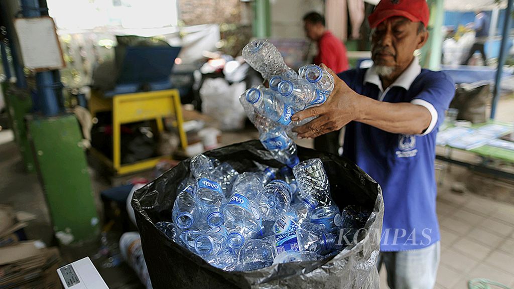 Ramli menimbang sampah plastik botol minuman di Bank Sampah, RW 003 Kelurahan Malaka Sari, Duren Sawit, Jakarta Timur, Selasa (12/9/2017). Bank sampah yang berdiri sejak tahun 2008 tersebut mempunyai 340 anggota aktif dan rata-rata perbulan menampung 2 ton sampah untuk didaur ulang. 