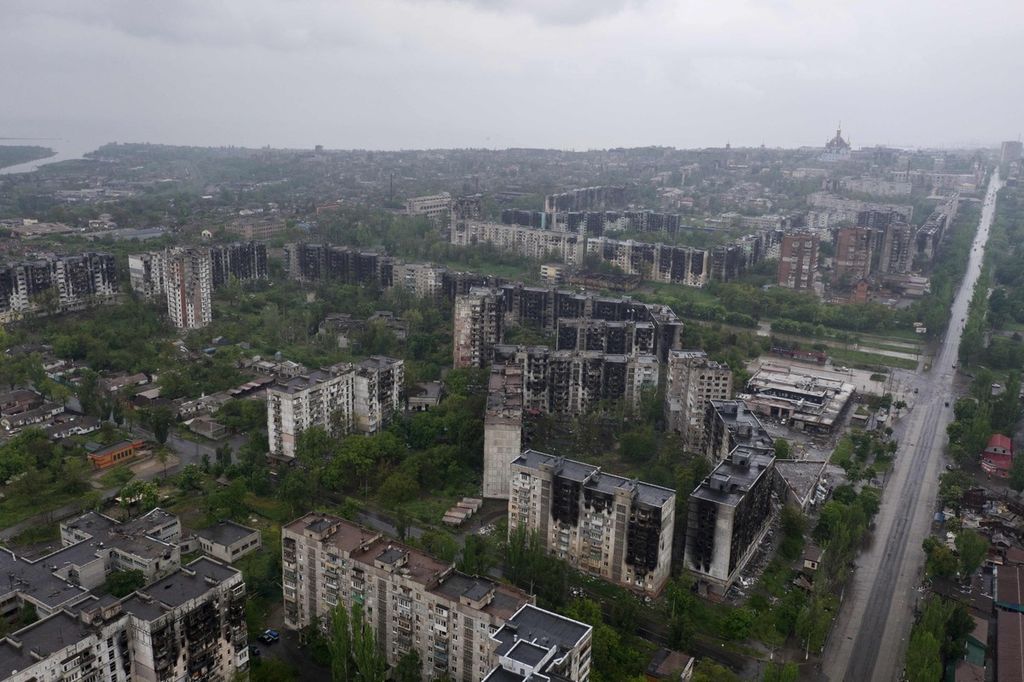 Pemandangan Distrik Pusat kota pelabuhan Mariupol, 18 Mei 2022, di tengah serangan militer Rusia di Ukraina. 