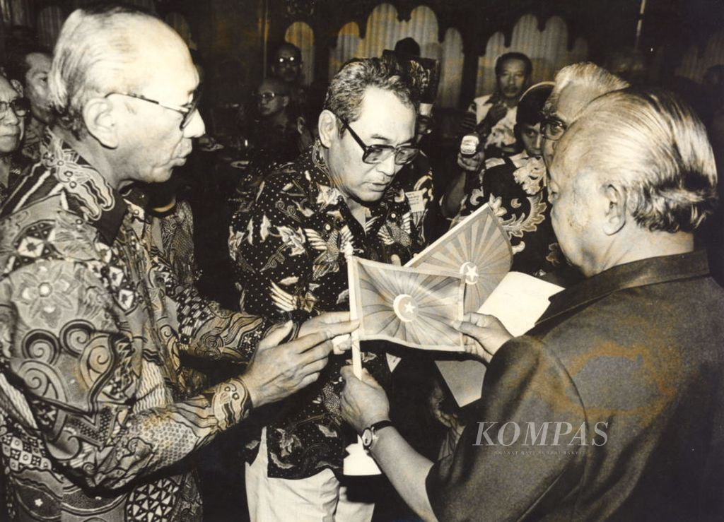Sekretaris Yapeta Subroto Kusmohardjo (kiri) menyerahkan vandel Yapeta kepada Presiden Soeharto dalam kesempatan sarasehan dan ramah tamah Yayasan Peta (Yapeta) Pusat di Bina Graha, hari Senin (16/2/1987). Pada masa penjajahan Jepang, Presiden Soeharto juga anggota tentara Peta, berpangkat Chudancho di Dai I Daidan Yogyakarta Shu. Dalam acara yang dihadiri sekitar 120 bekas tentara Peta, hadir pula Wapres Umar Wirahadikusumah sebagai sesepuh Yapeta dan Ketua MPR/DPR Amirmachmud sebagai salah seorang anggota Badan Penasihat Yapeta.