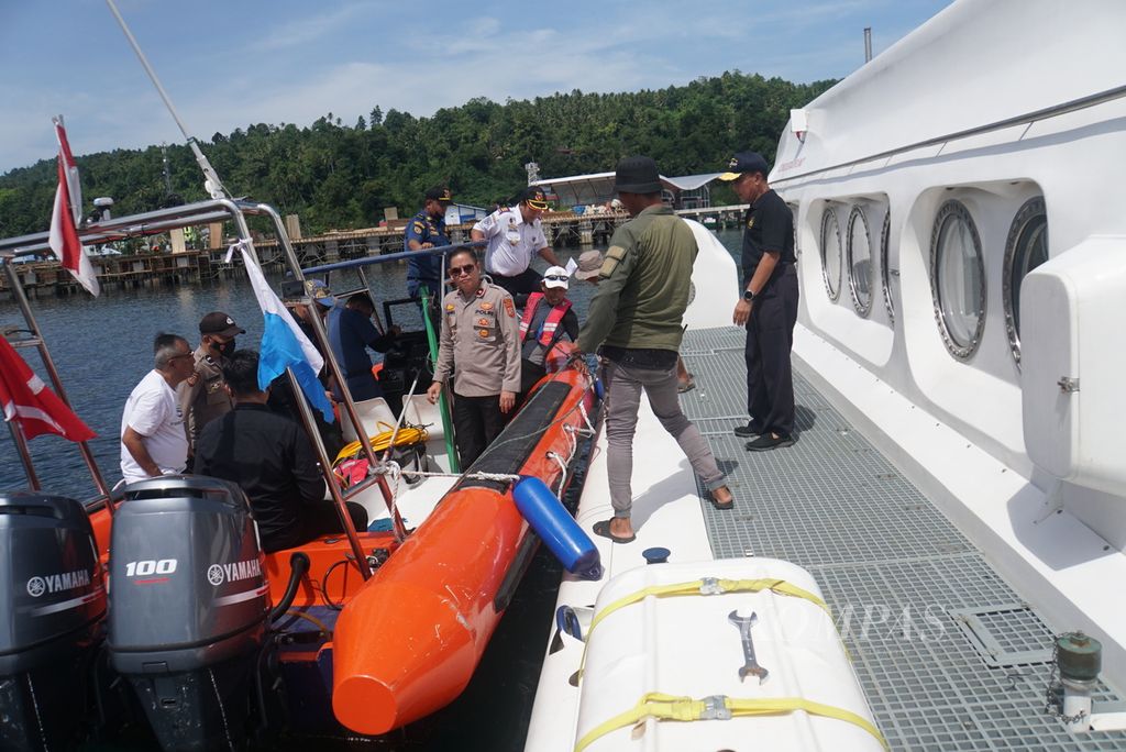 Penumpang bersiap mengikuti uji coba kapal selam wisata Golden Manta milik PT Bhineka Mancawisata, Kamis (3/11/2022), di perairan Likupang, Minahasa Utara, Sulawesi Utara.