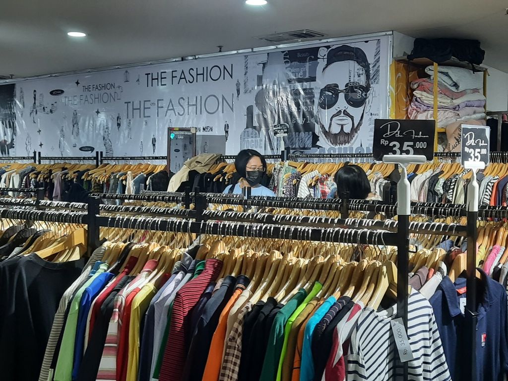 Konsumen memilih dan mencoba pakaian bekas impor di Metro Pasar Baru Lantai 2, Jakarta, Senin (20/3/2023). Pakaian-pakaian ini dijual dengan harga bervariasi, mulai dari Rp 35.000.