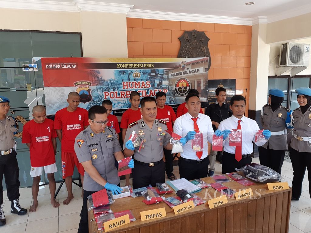 Jajaran Kepolisian Resor Cilacap menunjukkan barang bukti sabu seberat 0,48 kilogram di Polres Cilacap, Jawa Tengah, Senin (28/10/2019).