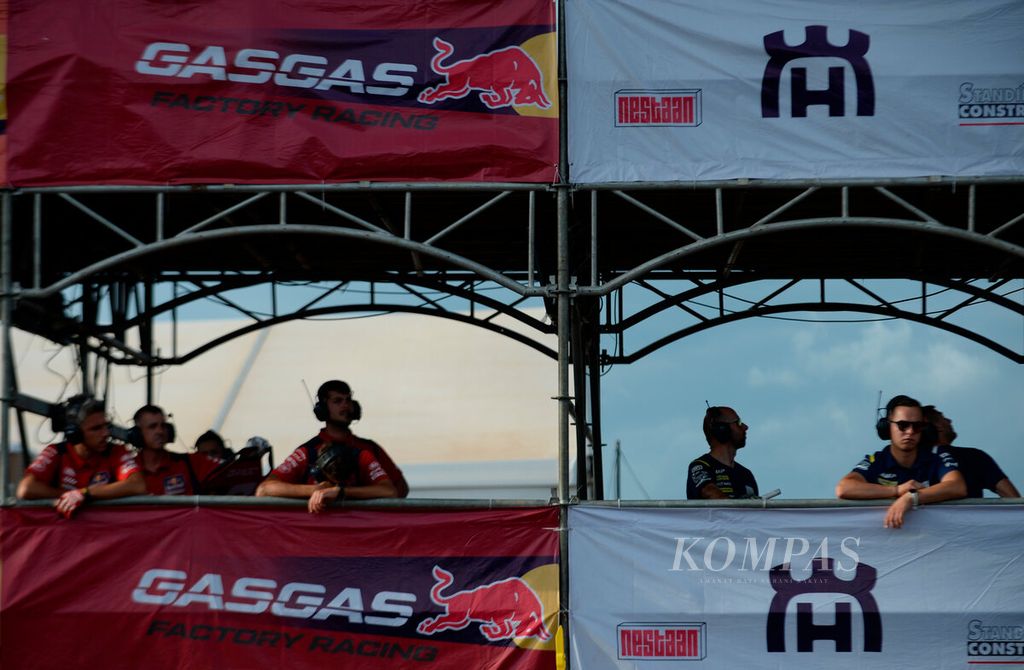 Tim pendukung melihat pebalap mereka menyelesaikan trek sepanjang 1,7 kilometer pada sesi balapan kualifikasi Motorcross Grand Prix (MXGP) di Samota, Kabupaten Sumbawa, Nusa Tenggara Barat, Sabtu (25/6/2022). Pada sesi kualifikasi ini pebalap Tim HRC Honda mendominasi dengan catatan waktu yang tercepat. 