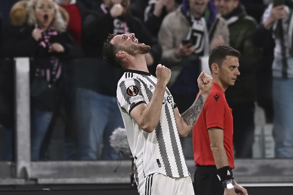 Bek Juventus, Federico Gatti, merayakan golnya dalam laga pertama perempat final Liga Europa antara Juventus dan Sporting CP di Stadion Allianz, Turin, Italia, Jumat (14/3/2023). Juventus menang 1-0. 
