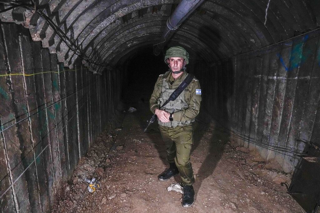 Jubir militer Israel, Laksamana Muda Daniel Hagari, berbicara kepada awak media di sebuah terowongan di Jalur Gaza utara, 15 Desember 2023. 