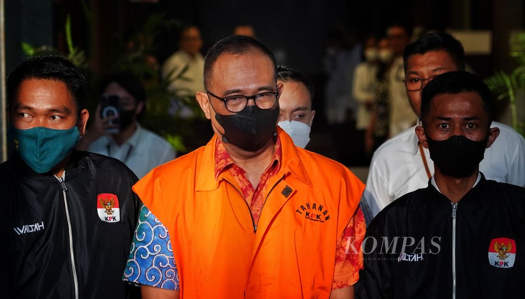 The suspect Rafael Alun Trisambodo was taken by KPK officers to a detention car at the Corruption Eradication Commission (KPK) Office, Jakarta, Monday (3/4/2023). Rafael Alum Trisambodo has been officially detained by the KPK for receiving gratuities from taxpayers.