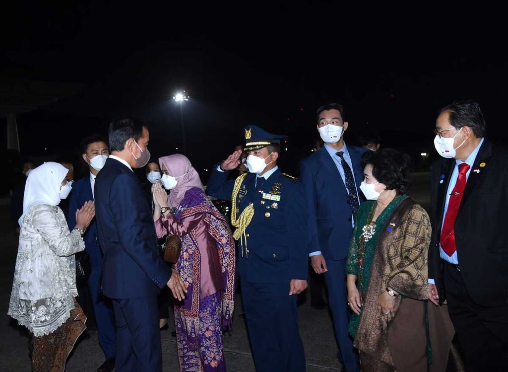 Presiden Joko Widodo dan Ibu Iriana kembali bertolak ke Tanah Air seusai melakukan kunjungan kerja di Seoul, Korea Selatan, Kamis (28/7/2022) malam.
