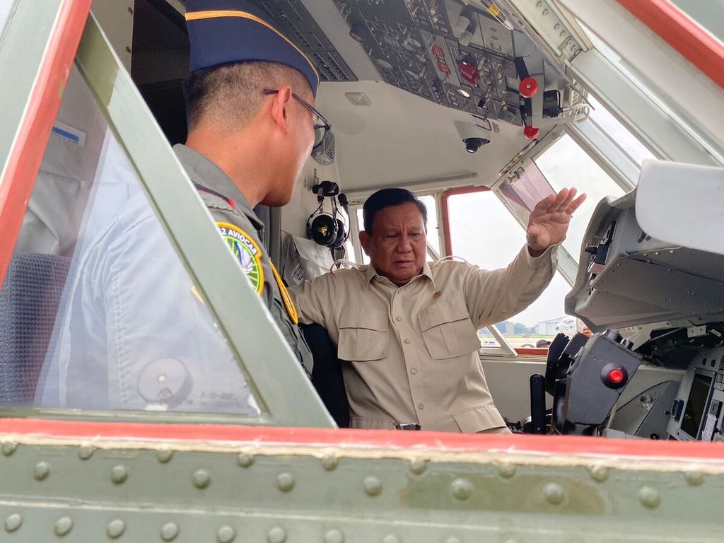 Menhan Prabowo Subianto berbincang-bincang dengan Komandan Skuadron Udara 4 Mayor Pnb Deharday Nugraha, Selasa (12/12/2023), seusai penyerahan lima pesawat NC-212i ke TNI AU.