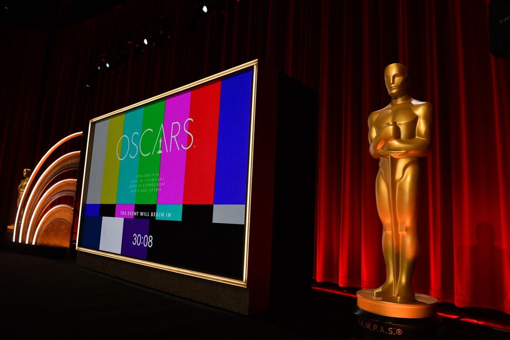 Patung Oscar menghiasi panggung sebelum dimulainya pengumuman nominasi Academy Awards ke-96 di Samuel Goldwyn Theater di Beverly Hills, California, Amerika Serikat, pada 23 Januari 2024.