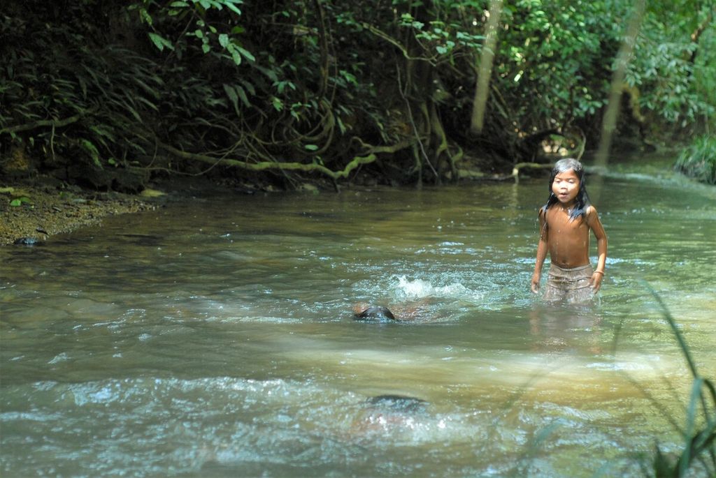 Anak-anak rimba bermain di sungai dalam Taman Nasional Bukit Duabelas, Sarolangun, Jambi, Sabtu (2/7/2022). Pelestarian hutan mendesak diperkuat sebagai ruang hidup bagi warga komunitas pedalaman itu.