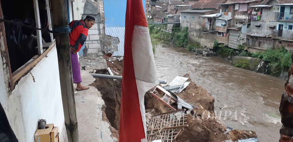 Enam rumah warga di bibir Sungai Brantas di Kota Malang, Jatim, longsor, Selasa (5/4/2022). Akibat kejadian ini, belasan orang mengungsi. Longsor serupa pernah terjadi beberapa tahun lalu.
