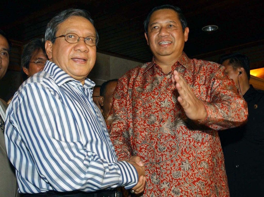 Presidential candidate Susilo Bambang Yudhoyono (right) shakes hands with the Chairman of Golkar Party, Akbar Tandjung (left), during their meeting at Akbar's residence in Jakarta on Thursday (12/8/2004) night. This political gathering is a first step to forming a coalition in order to win the second round of the presidential election.
