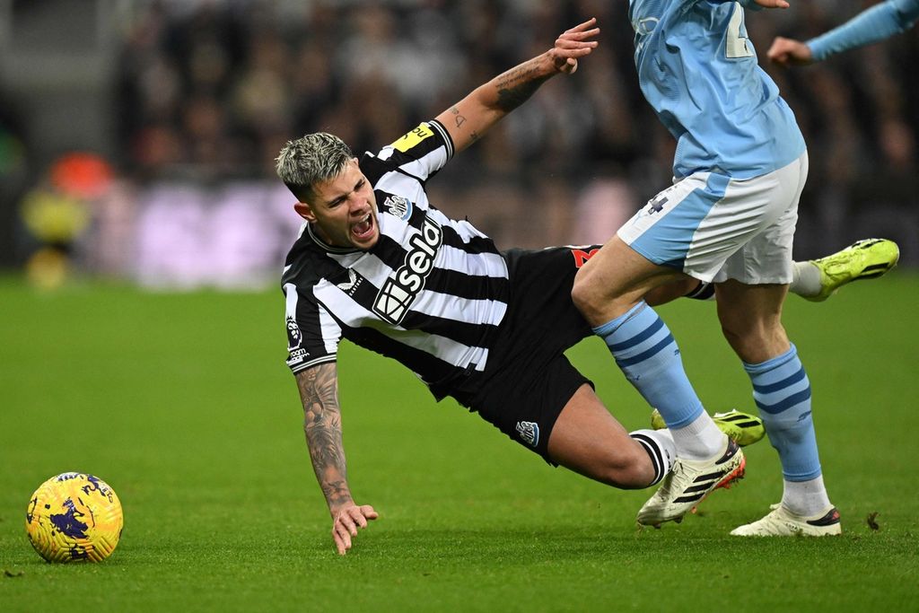 Gelandang Newcastle United, Bruno Guimaraes, terjatuh saat pertandingan Liga Inggris antara Newcastle United dan Manchester City di Stadion St James Park, Sabtu (13/1/2024). 