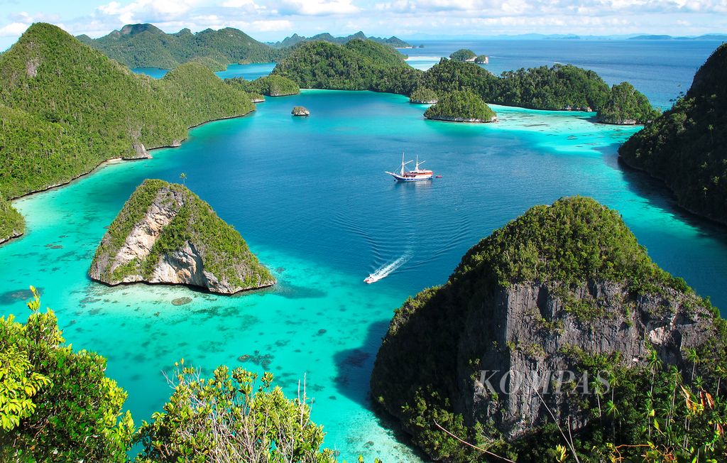 Keelokan Pulau Wayag, di Kabupaten Raja Ampat menjadi primandona bagi turis petualang yang ingin menikmati pemandangan indah dari ketinggian sekitar 150 meter dari pantai dengan kemiringan sekitar 60 derajat.  