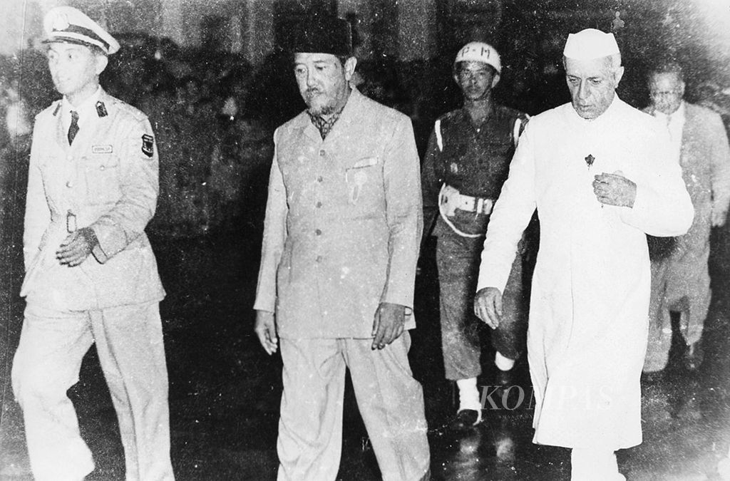 Perdana Menteri India Jawaharlal Nehru didampingi Ali Sastroamidjojo pada Konferensi Asia Afrika, 18 April 1955, di Bandung.