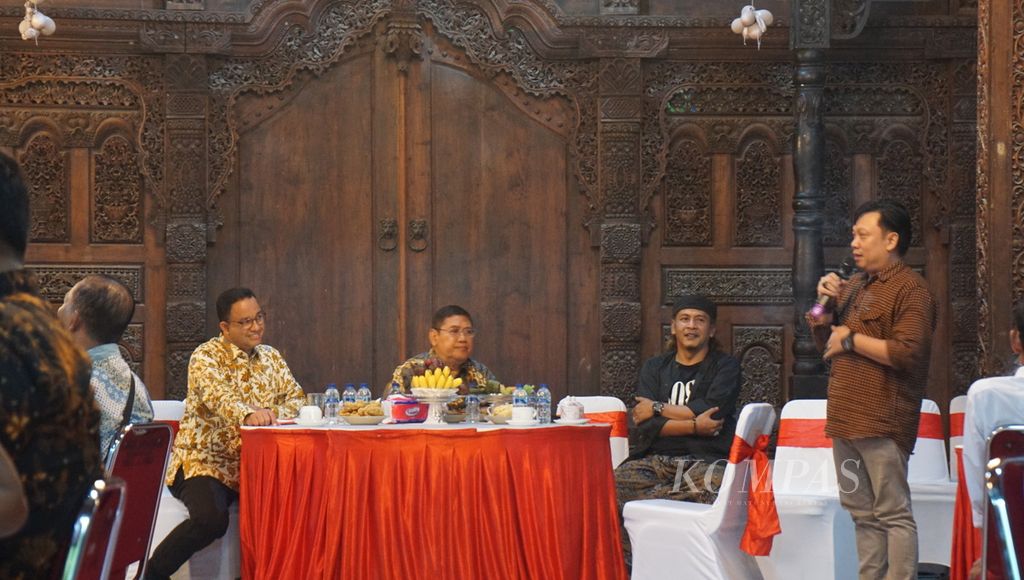 Anies Baswedan (kiri) saat menyimak diskusi budaya sewaktu menemui para dalang, di Kabupaten Sukoharjo, Jawa Tengah, Rabu (1/2/2023).