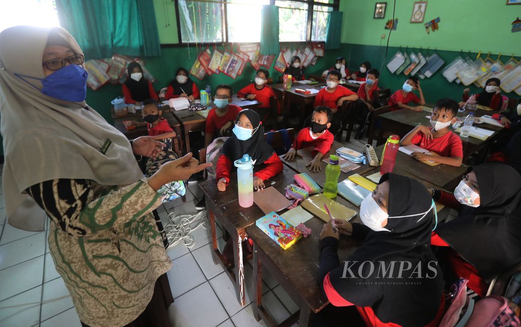 Siswa mengikuti pembelajaran tatap muka mengawali kegiatan belajar pada tahun ajaran baru 2022/2023 di SDN 09 Pondok Kelapa, Jakarta, Kamis (14/7/2022). 
